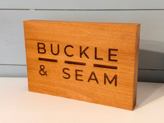 Holzschild - Buckle and Seam Logo
